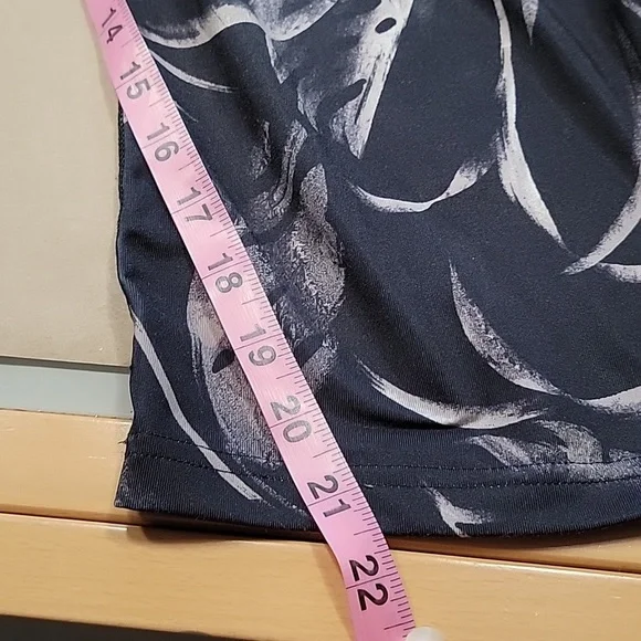 Tek Gear Size 3X High-Waisted Capri Leggings in Black Tropical, Like New Cond. - Picture 13 of 15